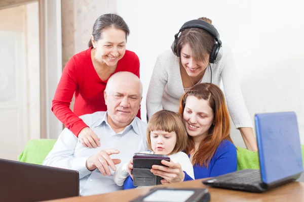 Happy utiliza varios dispositivos electrónicos en el hogar — Foto de Stock