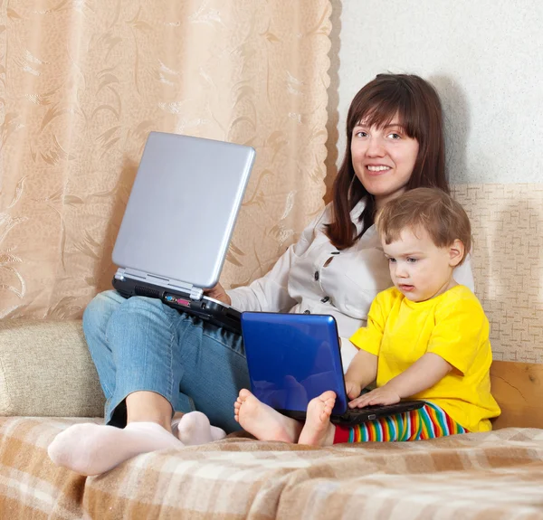 Vrouw en kind met laptops — Stockfoto