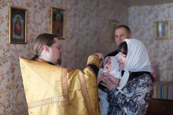 Sacerdote en la iglesia de Sretenskaya realizando ceremonia de bautizo —  Fotos de Stock