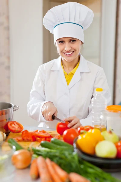 L Köchin arbeitet in der Küche mit Gemüse — Stockfoto