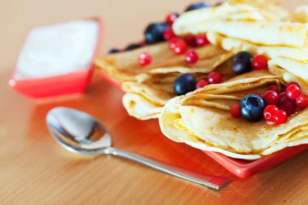 Heerlijke pannenkoeken op plaat — Stockfoto