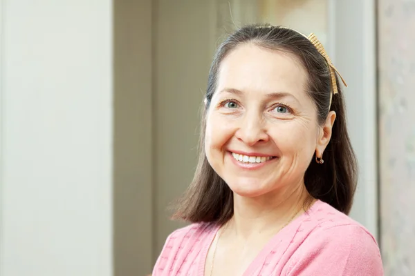 Sorridente donna matura in casa i — Foto Stock