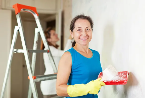 Mulheres felizes faz reparos em apartamento — Fotografia de Stock