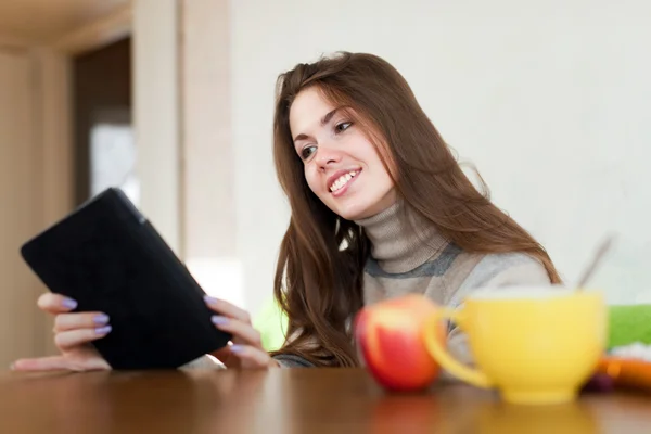 Woman reads e-book in home — Stock Photo, Image