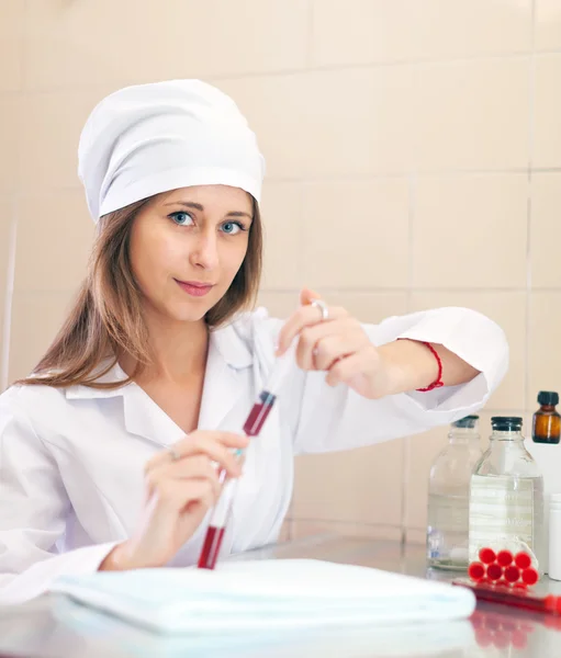 Nurse working in laboratory — Stock Photo, Image