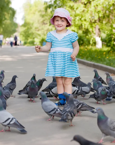 Güvercinler ile iki yıllık kız — Stok fotoğraf