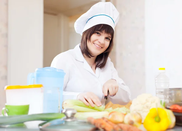 Vrouwelijke kok met selderij op snijplank — Stockfoto