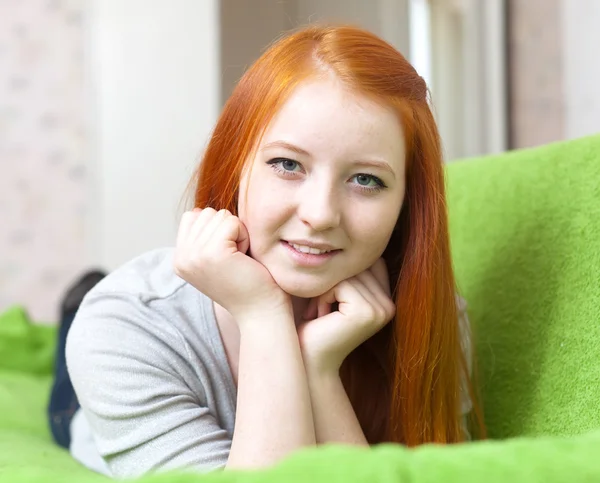 Adolescente dai capelli rossi sdraiato sul divano — Foto Stock