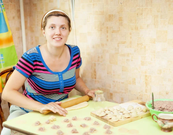 Kvinna att göra ryska dumplings (pelmeni) — Stockfoto