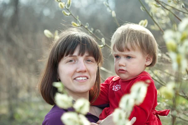 Moeder met babymeisje in voorjaar wilg — Stockfoto