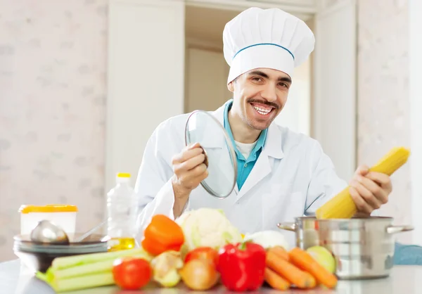 Positive cook cooking with spaghetti — Stock Photo, Image