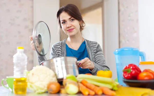 Bella donna cucina pranzo vegetariano — Foto Stock