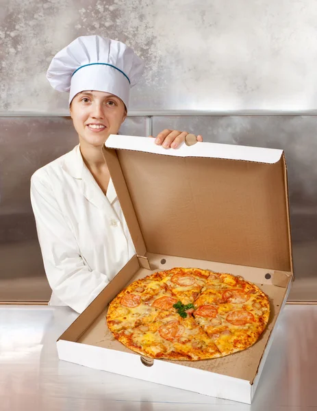Cuoca con pizza in scatola — Foto Stock