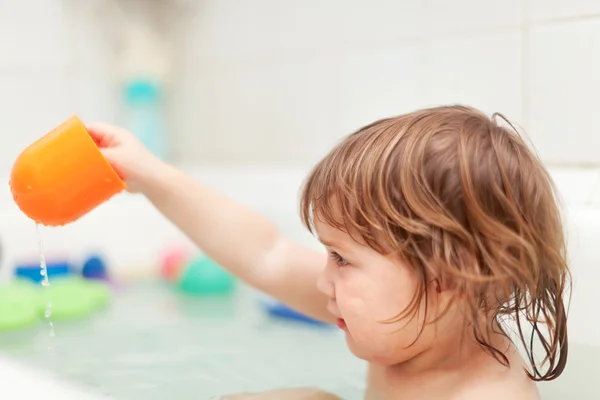 Criança toma banho no banho — Fotografia de Stock