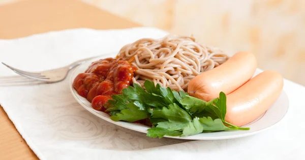 Pasta de espaguetis con salchichas — Foto de Stock