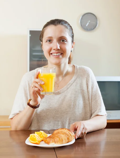 Mujer desayunando con jugo — Foto de Stock