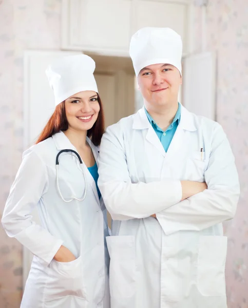 Retrato de médicos amigáveis na clínica — Fotografia de Stock