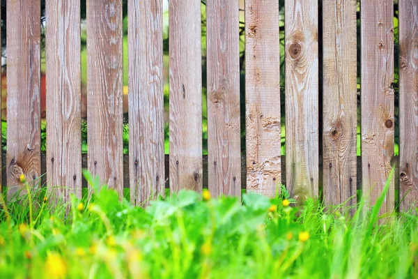 Cerca de madera con fondo de hierba verde —  Fotos de Stock