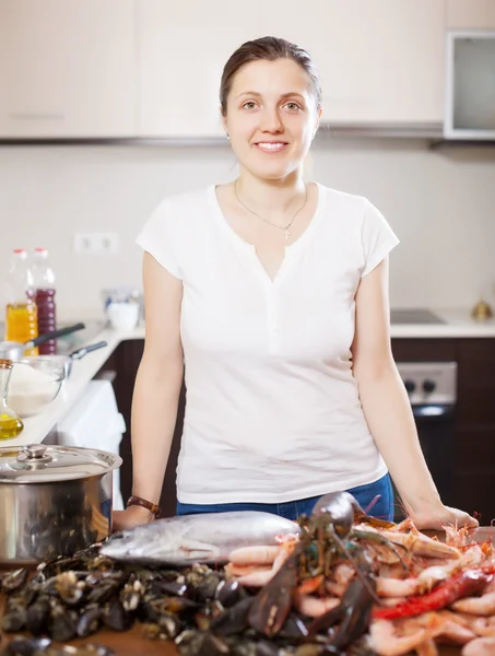 Positive woman with fresh raw sea food — Stock Photo, Image