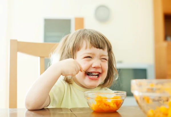 Szczęśliwa dziewczynka jedzenie sałatka z marchewki — Zdjęcie stockowe
