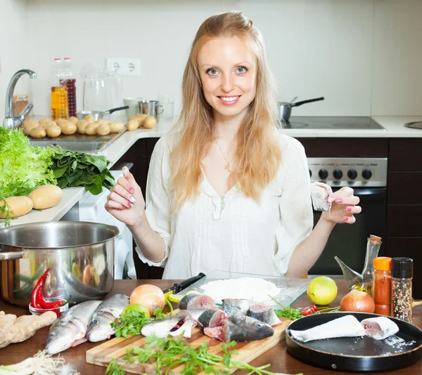 Happy housewife cooking fish in flour — Stock Photo, Image