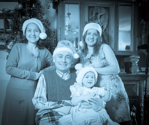 Mutlu bir aile için Noel portre poz eski fotoğraf — Stok fotoğraf