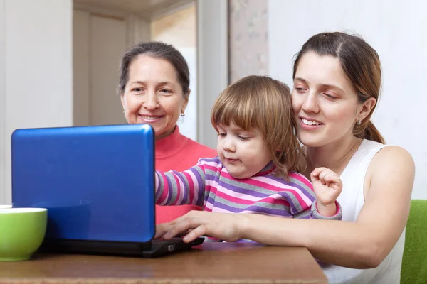 Mulheres de três gerações com netbook — Fotografia de Stock