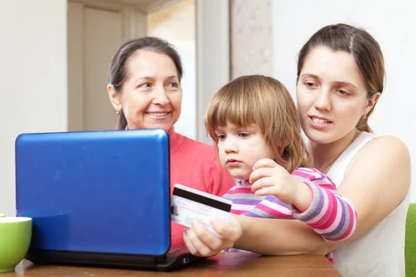 Mulheres e criança comprando online com laptop — Fotografia de Stock