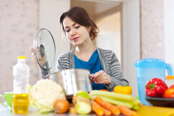 Woman cooking vegetarian lunch — Stock Photo, Image