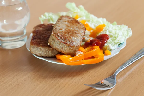 Chuletas fritas con lechuga — Foto de Stock