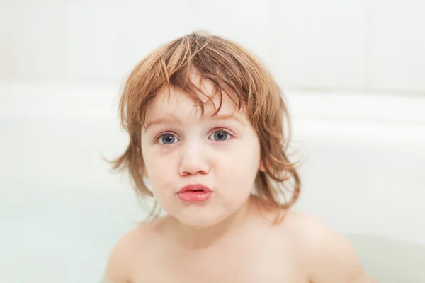 Banhos de criança em banheira — Fotografia de Stock