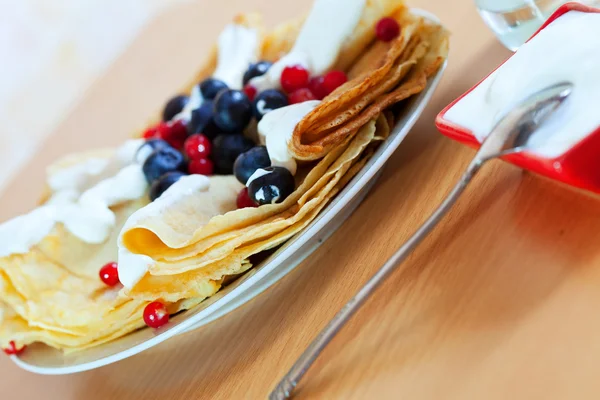 Pancakes with berries and cream — Stock Photo, Image