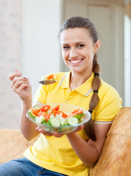 Lachende gezonde meisje veggie salade eten — Stockfoto