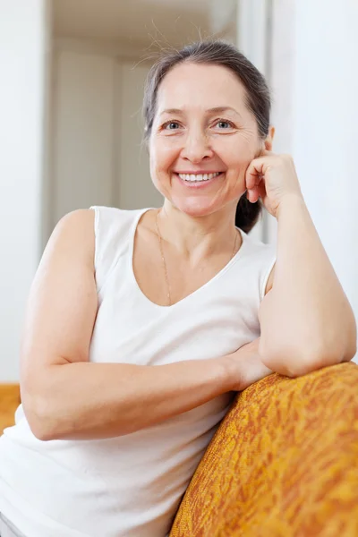 Portret van een glimlachende volwassen vrouw — Stockfoto