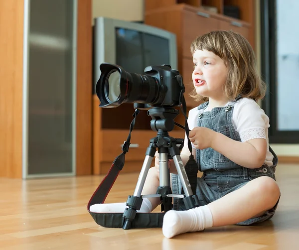 Dítě bere fotografie s fotoaparát a stativ — Stock fotografie