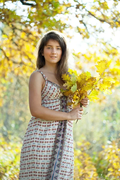 Girl with oak leaves posy — Stock Photo, Image