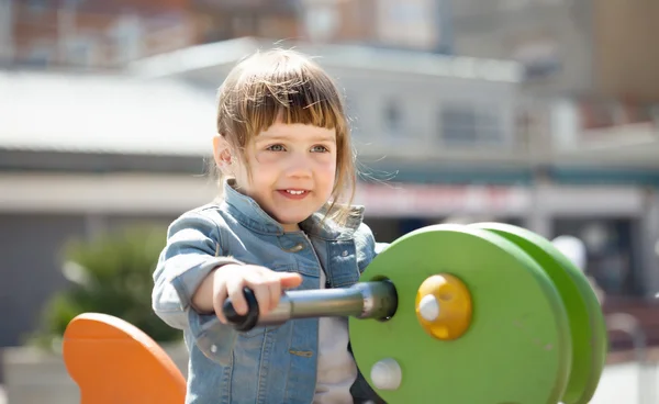 Menina na área do parque infantil — Fotografia de Stock