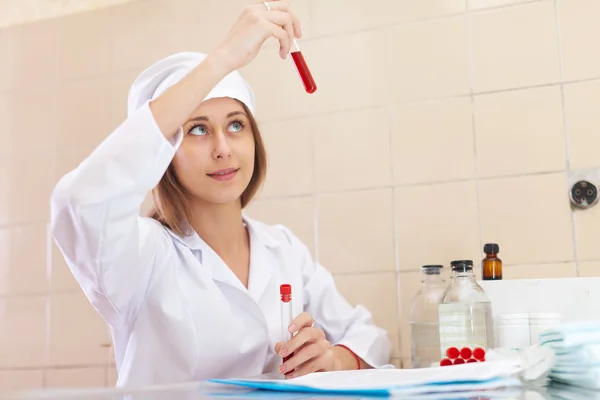 Junge Krankenschwester arbeitet mit Blutprobe — Stockfoto