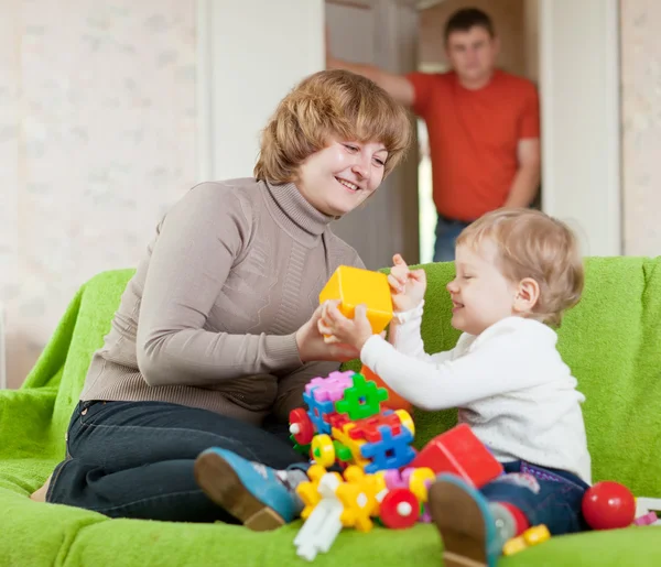 Familjen leker med leksaker i hem — Stockfoto