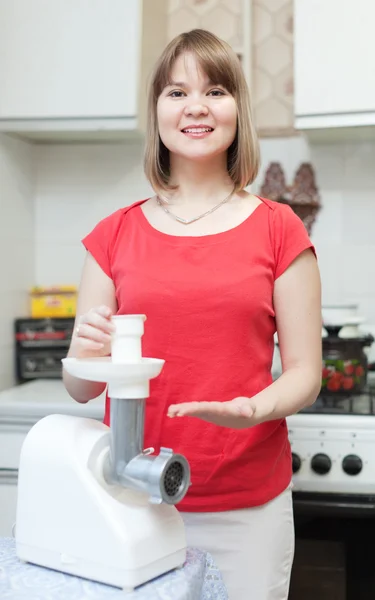 Donna con chopper elettrico di carne — Foto Stock