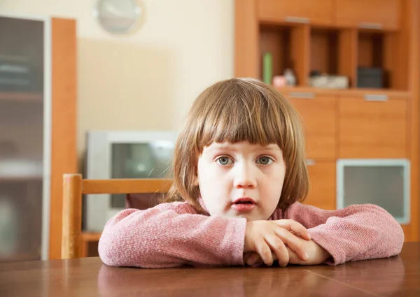 Zweijähriges Kind ruhig am Tisch — Stockfoto