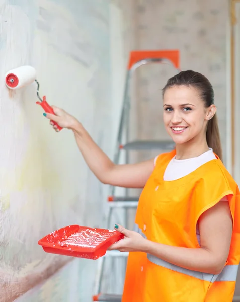 Painter paints wall with roller — Stock Photo, Image