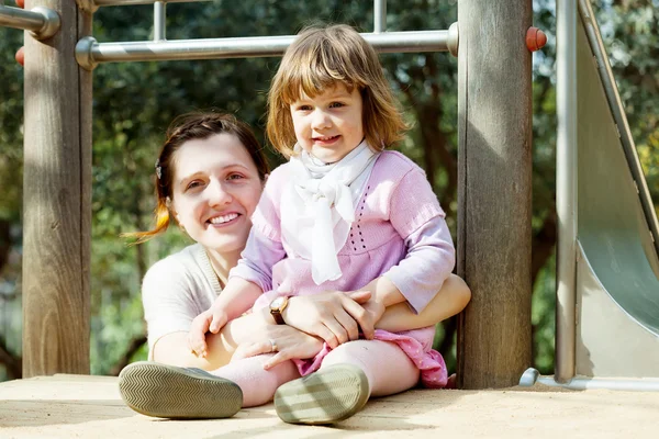 Anne ile kız bebek bahçesi içinde — Stok fotoğraf