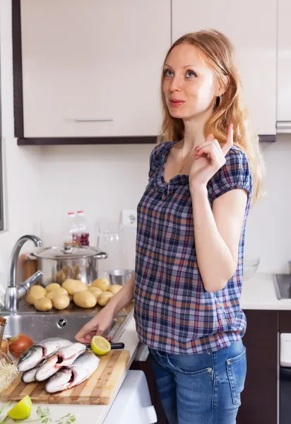 Mujer está pensando qué cocinar pescado — Foto de Stock