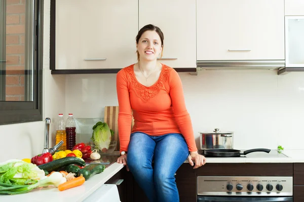 Домохозяйка на домашней кухне — стоковое фото