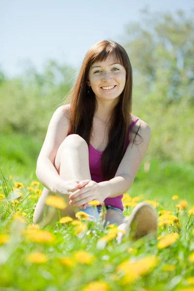 Donna rilassante all'aperto in erba — Foto Stock