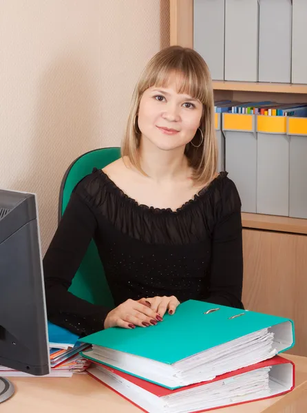 Zakenvrouw met documenten in office — Stockfoto