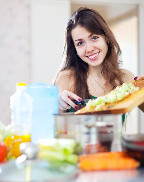 Donna felice cucina la cena — Foto Stock