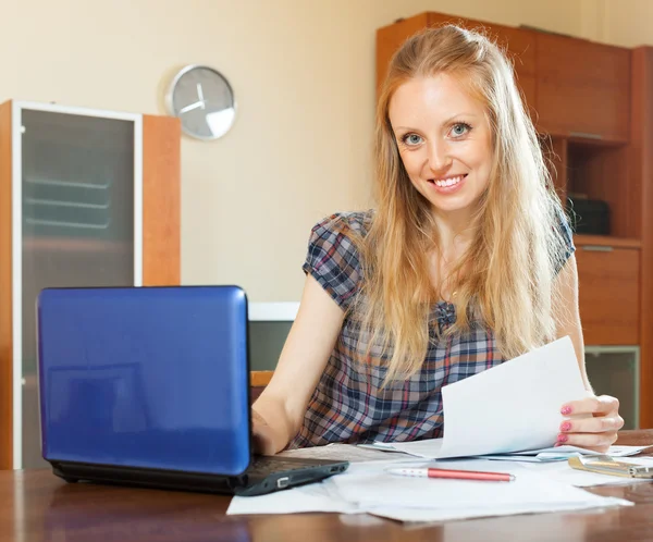 Lachende langharige vrouw met documenten — Stockfoto