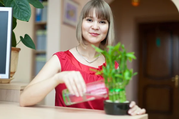 Ung kvinna med lucky bamboo — Stockfoto